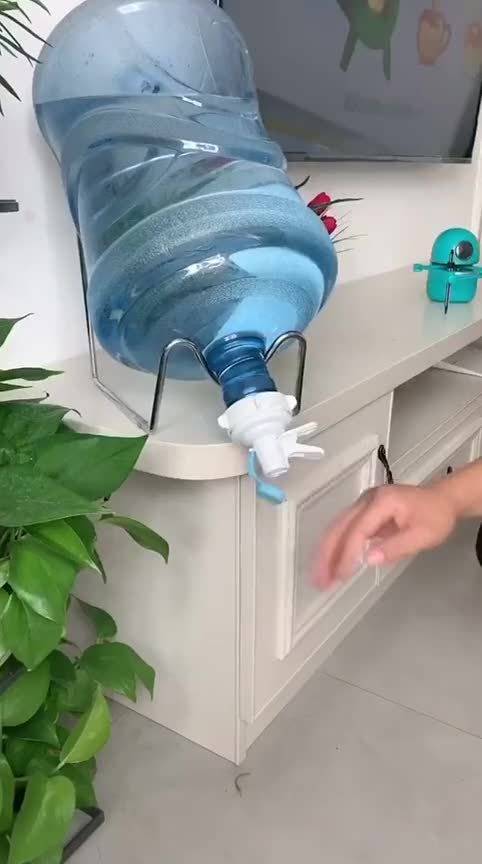 最简便的饮水机饮水桶装个塑料帽,结局倒水方便自如太省心