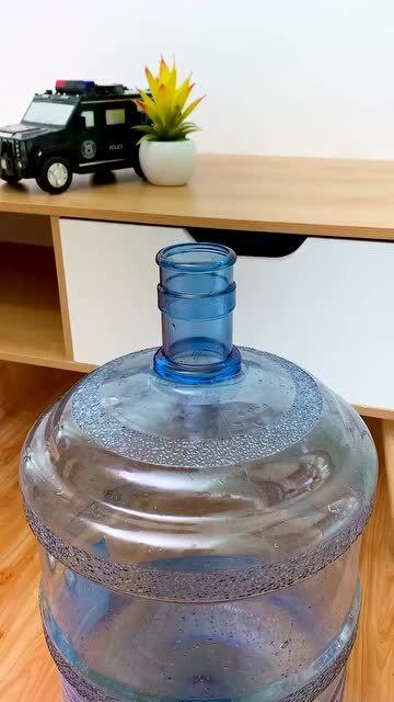 桶装水没饮水机喝水不方便,赶紧装上这个支架,以后喝水很方便