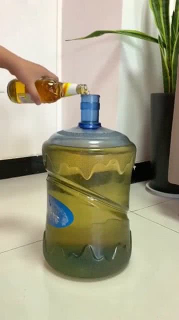 老婆不让喝啤酒我就把它装在饮水机里,这次不会被发现了吧