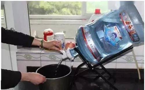 霍邱多小区自来水现腥臭味引发居民不适,供水公司回应并出现饮用水代理推广